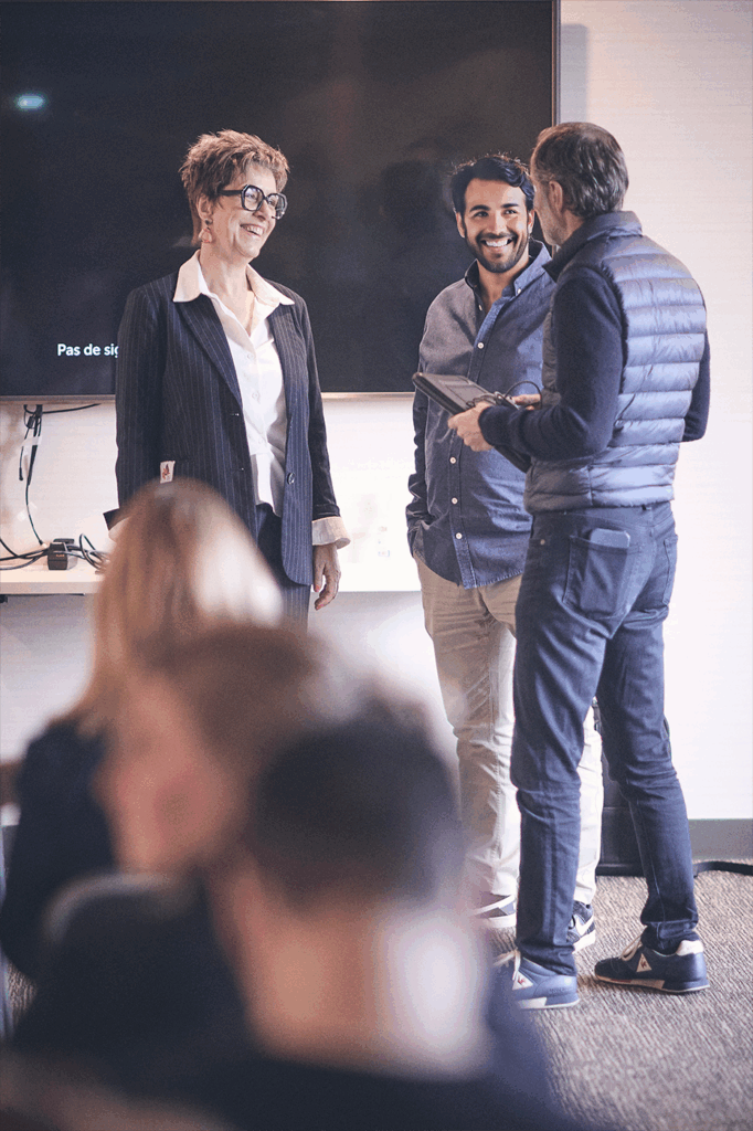 Discussion de 3 personnes lors d'un séminaire