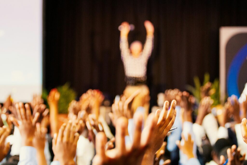 groupe de personne qui leve les mains