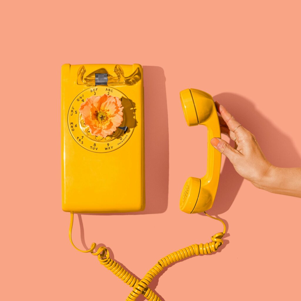 Photo téléphone jaune avec un fleur
