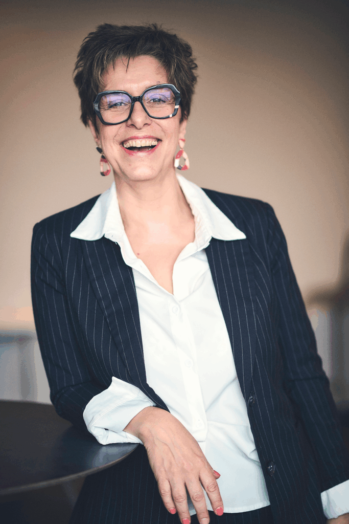 Portrait de Delphine Besset-Derynck acoudé